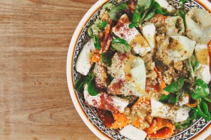 Salade uit het Midden-Oosten met quinoa, halloumi, kikkererwten en tahini dressing